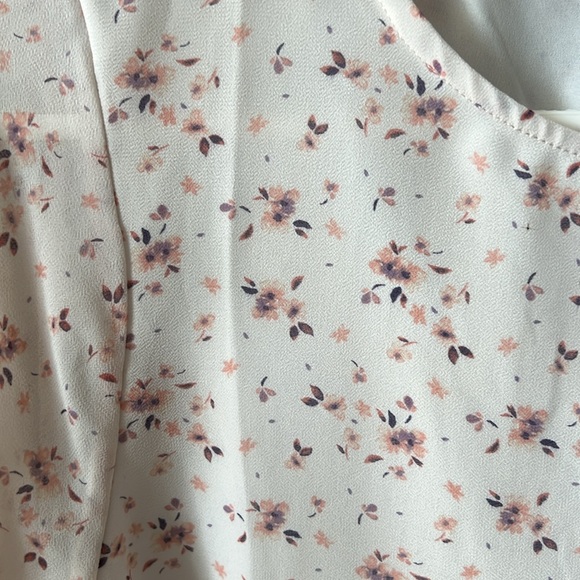 Fully Lined Flowy Floral Blouse - Picture 8 of 8